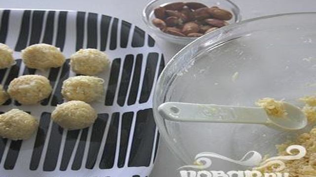 Кокосовые конфеты с миндалем и шоколадом
