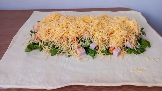 Слойка с балыком, шпинатом и сыром. Выпечка из слоеного теста. смотреть онлайн