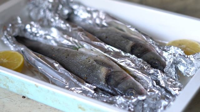 Рецепта за сочна и ароматна печена риба със свежа гарнитура | VND Food смотреть онлайн