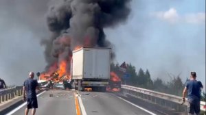 ДТП ГРУЗОВИК СТОЛКНУЛСЯ С СЕМЬЮ ЛЕГКОВУШКАМИ В ВОЛОГОДСКОЙ ОБЛАСТИ