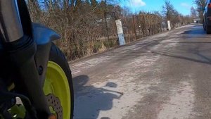 Эксперимент, тормозной путь автомобиля и мотоцикла ранней весной при минусовой температуре.