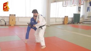 Бросок через бедро, как делать: выведение, захват, подхват. Нюансы исполнения от мастера дзюдо.