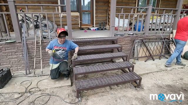 Металлическое крыльцо на винтовых сваях
