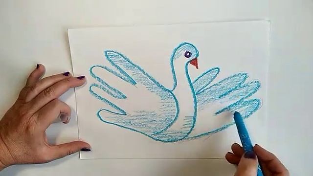Как нарисовать лебедя с помощью карандаша и ладошки. Урок рисования для детей! смотреть онлайн