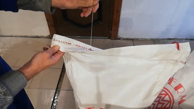 Правильно вскрываем мешок солода Weyermann чтобы не повредить его.