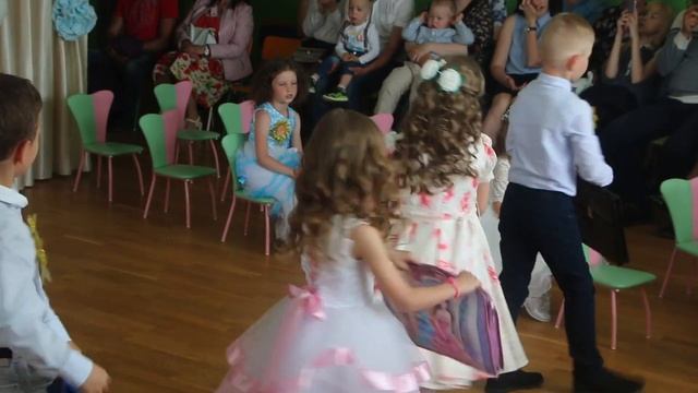 Выпускной в детском саду | Выпускной утренник | Танец с портфелями [Студия Отражение - VideoReflex] смотреть онлайн