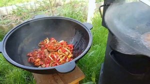 Мясо с овощами В казане на костре.