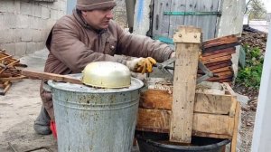 Перетопка очень старых и черных рамок. Самодельный воскопресс в работе.