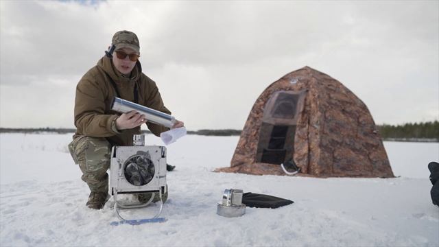 ПЕРЕЕЗЖАЕМ ЖИТЬ В ЛЕС! В -30 КАК ДОМА! УНИВЕРСАЛЬНАЯ ПАЛАТКА УП АЛТАЙ! Окопные истории. смотреть онлайн