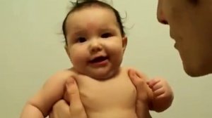 Папа мучает ребёнка!