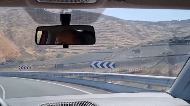Знакомство с островом Лансароте . Лансароте из окна автомобиля .