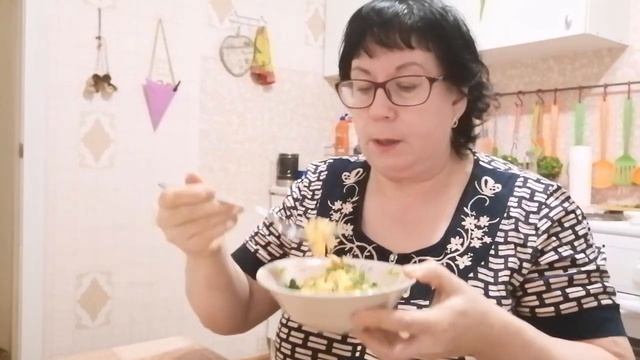 САЛАТ"РЫЖИК" И САЛАТ С РЕДЬКОЙ И МОРКОВКОЙ.