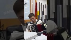 Бекназар Камчыбеков Эфирде Сездирбей мен ичимден суйом деп кайталадым.
