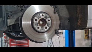 Bmw 730 d . F01 Замена передних и задних тормозных колодок .