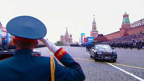 За главным парадом на Красной площади вместе с президентом наблюдали иностранные гости, ветераны ...