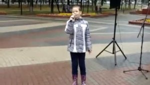 Девочка классно поет песню Мама, милая мама