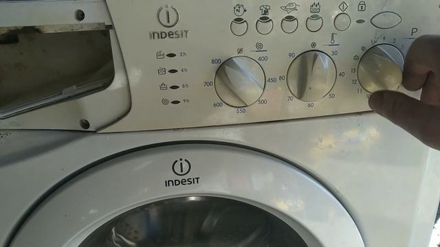 Пральна машина Indesit WISL85 не вмикається.На секунду засвічується індикація