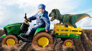 На большом тракторе малыш застрял в грязи и спас динозавра