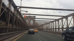 По Бруклинскому мосту в Манхэттен ранним утром