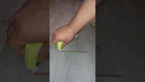 убираем щели на полу паркет