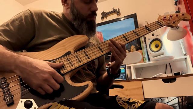 Fender Jazzbass American Elite VS Ibanez Iceman Bass смотреть онлайн