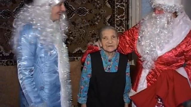 Подарки пожилым жителям района от соцзащиты