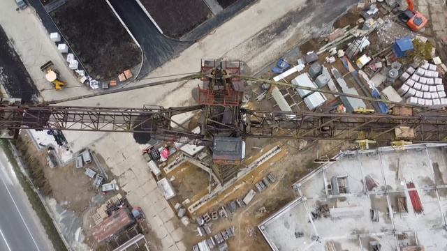 Стройка. Башенный кран КБ-674. Old Soviet tower crane смотреть онлайн