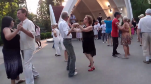 РОС ТЮЛЬПАН В ОДНОМ САДУ...