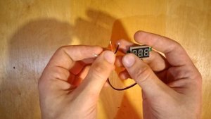 Вольтметр с тремя проводами, схема подключения и тест