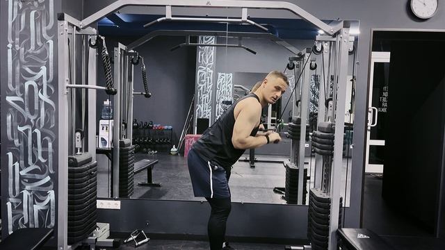 Разгибание предплечья в кроссовере. Техника выполнения. Упражнение на трицепс. смотреть онлайн