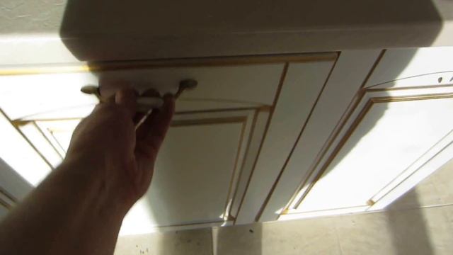 Белая классическая кухня с золотой патиной смотреть онлайн