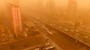 Небывалые песчаные бури обрушились на Пекин. Вся столица Китая скрылась в гигантской туче песка