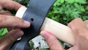 Топор "Riflemans Hawk" 1055 Carbon Дерево Гикори 90RH от Cold Steel