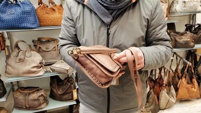 Итальянские кожаные сумки на рынке Сан - Лоренцо во Флоренции/ Фабио любезно показал модные сумочки