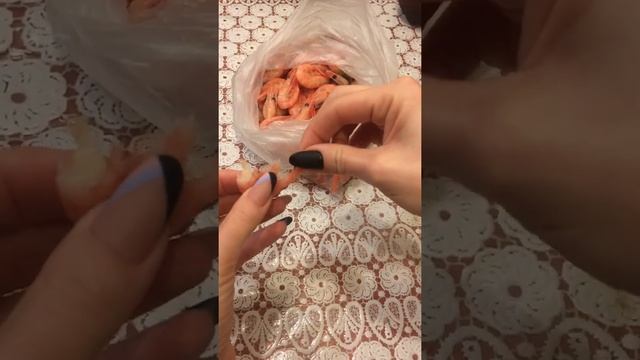 Как правильно чистить креветки