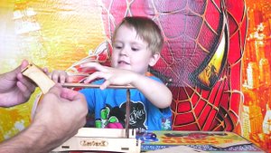 Макс с папой делают кормушку для птичек