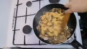 ПРОСТОЙ И БЫСТРЫЙ УЖИН. Куриное филе с грибами и сыром на сковороде.
