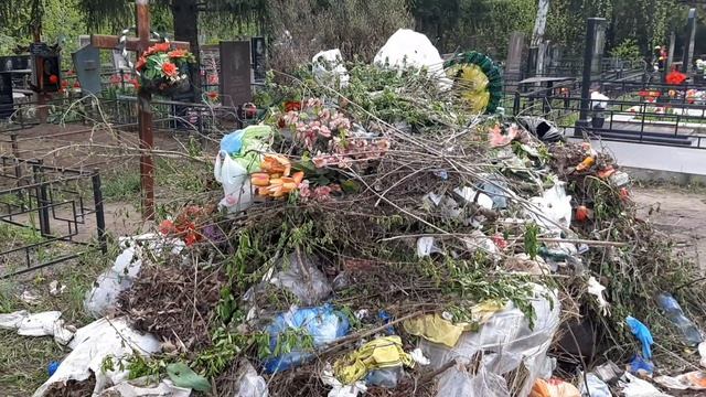 Кучи мусора прям на могилах, заросли бурьяна и кустарника на могилах, покосились кресты, рушатся пам