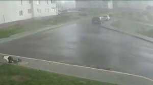 Девочка на роликах борется со шквалистым ветром в Минске