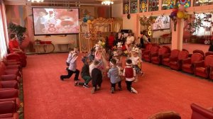 Танец "Цветы для мамы". Группа №11 "Почемучки"