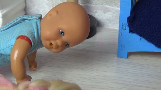 ЕЛЕ УСПЕЛИ! Спрятались за кирпичами! Катя и Макс веселая семейка Смешной сериал живые куклы Барби смотреть онлайн