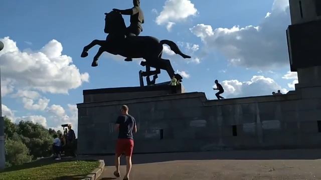 Конь Монумент Победы (Великий Новгород) смотреть онлайн