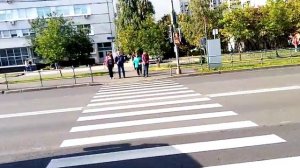 а нового светофора до сих пор нету кнопки вызова сигнала пешеходной фазы зелёной