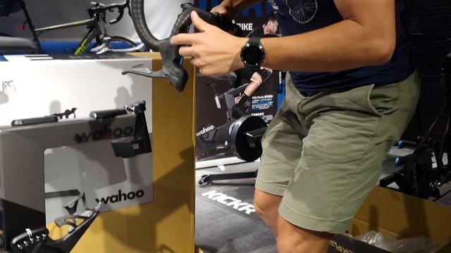單車產品 | Wahoo KICKR BIKE Unboxing and Building 開箱及安裝教學 смотреть онлайн