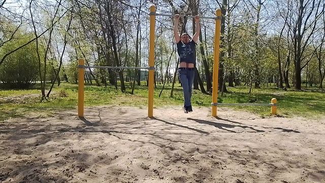 Наработай отличную технику подтягиваний с помощью резины#sports #воркаут смотреть онлайн