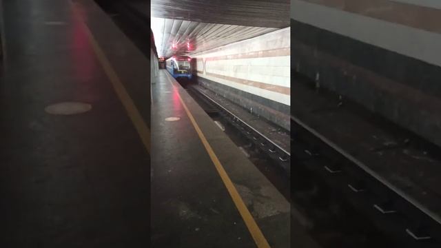 Киев Отправляется новый поезд в метро Станция Позняки 9.08.2021. 16:25 смотреть онлайн