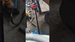 Вырезаю прокладку на скутер карбюратора из паронита