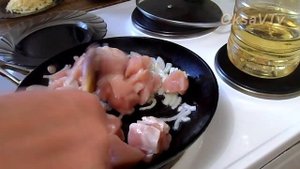 Куриная грудка тушеная в сметане с сыром. Chicken breast stewed in sour cream with cheese.