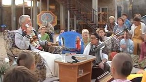 Матушка Гаурачандрика и Е.М. Чайтанья Чандра Чаран прабху - Киртан в Поповке, 2010