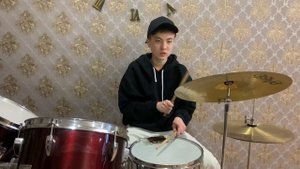 Исполнение на ударных песню Районы Кварталы